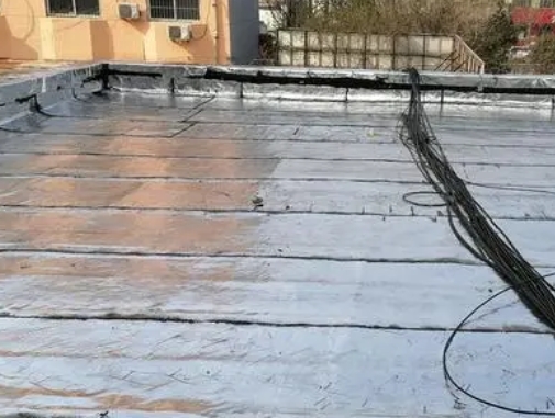 云龙卫生间漏水维修公司分享下云龙屋面楼顶防水刚性防水层施工要点。